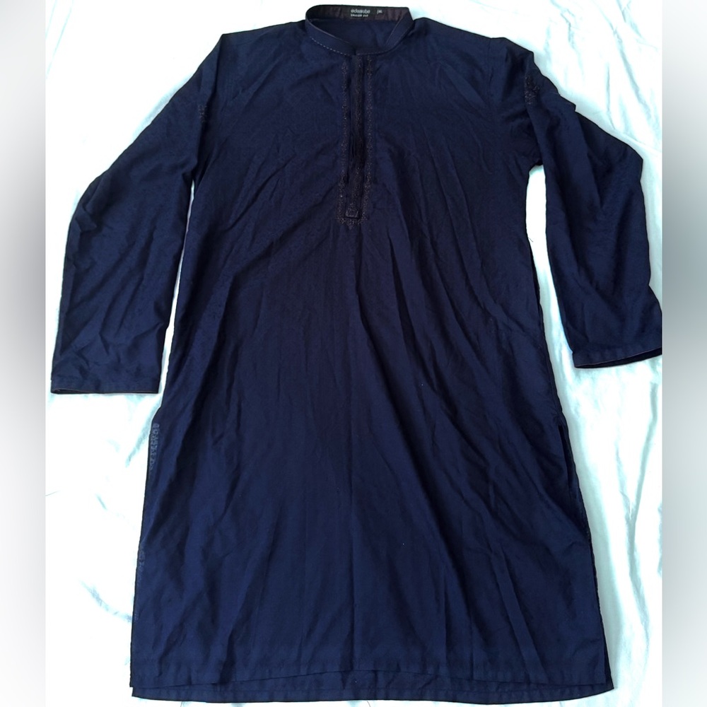Edenrobe Pakistan Mens Tailor Fit Cotton Kurta Band Collar Embroidered Neckline